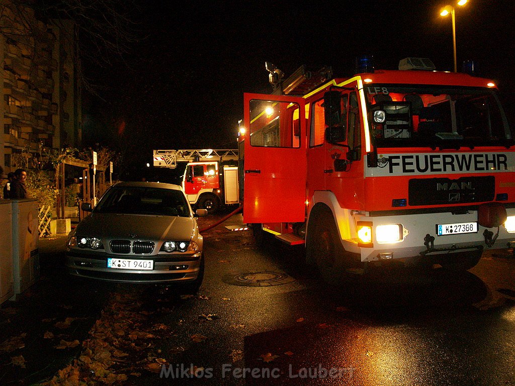 Feuer Koeln Ostheim Gernsheimerstr (Fehlalarm) P44.JPG